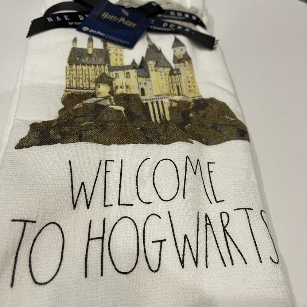 ✨Rae Dunn White Hogwarts Hand Towels✨ - Picture 2 of 3